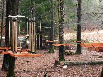 n eineinhalb Metern Höhe sind die ersten Elemente schon angebracht, mit denen der neue Kletterwald neben dem Natur-Freunde-Haus ausgestattet wird.Foto: Wolf