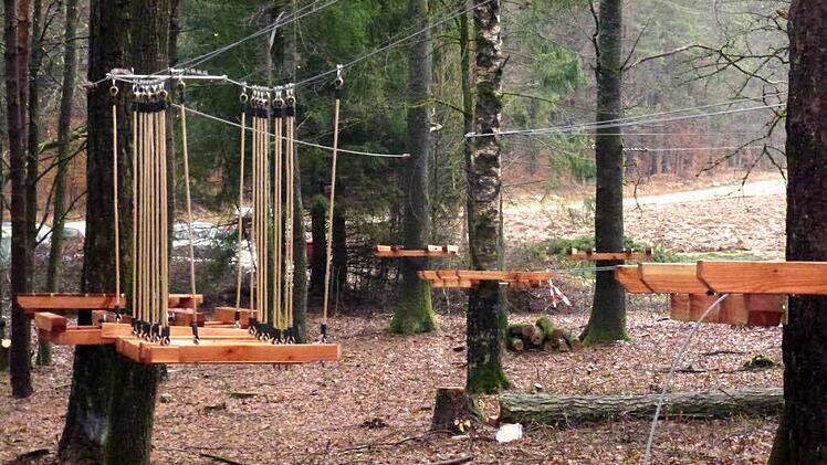 n eineinhalb Metern Höhe sind die ersten Elemente schon angebracht, mit denen der neue Kletterwald neben dem Natur-Freunde-Haus ausgestattet wird.Foto: Wolf