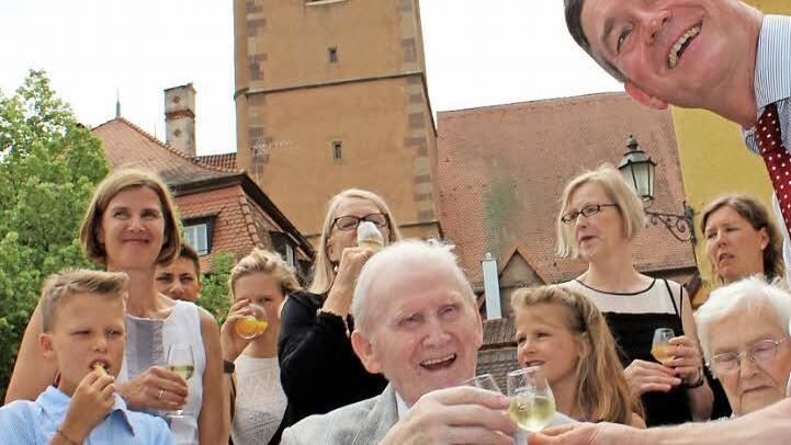 Seinen 100. Geburtstag feierte Willi Herlt auf dem Volkacher Marktplatz. Unter den Gratulanten war auch Bürgermeister Peter Kornell.  Fotos: fp