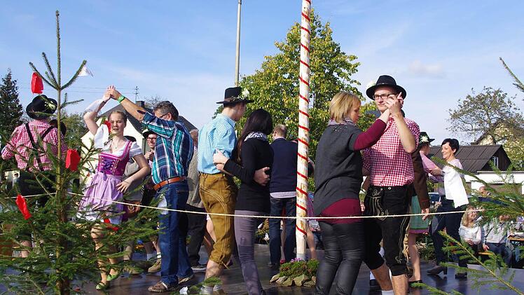 Nach den Pflichttänzen der Kirchweihpaare war der "Plan" für alle frei.   Foto: Heike Schülein