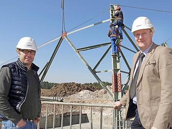 Besuch auf der Baustelle: Gemeinsam mit der Tennet-Bauleitung haben sich Markus Mönch (links) und Michael Keilich eine Baustelle auf der 380-kV-Trasse angeschaut. Ihr Fazit: Trotz gigantischer Ausmaße des Projektes hält sich der Ärger derzeit in Grenzen. Foto: Berthold Köhler