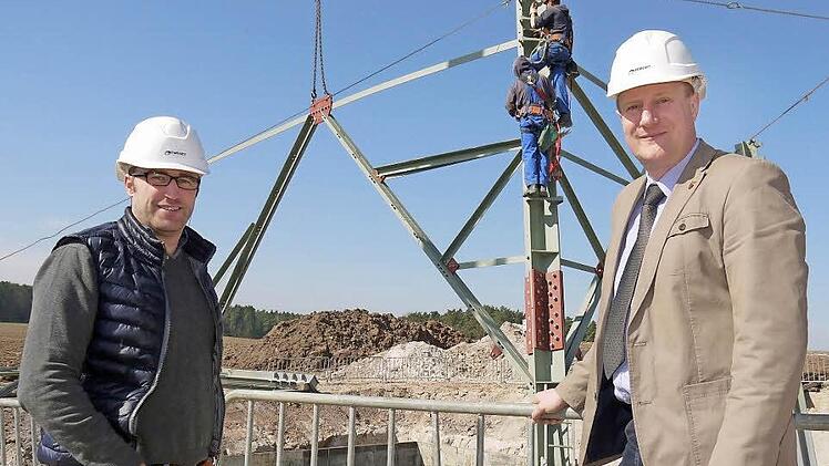 Besuch auf der Baustelle: Gemeinsam mit der Tennet-Bauleitung haben sich Markus Mönch (links) und Michael Keilich eine Baustelle auf der 380-kV-Trasse angeschaut. Ihr Fazit: Trotz gigantischer Ausmaße des Projektes hält sich der Ärger derzeit in Grenzen. Foto: Berthold Köhler