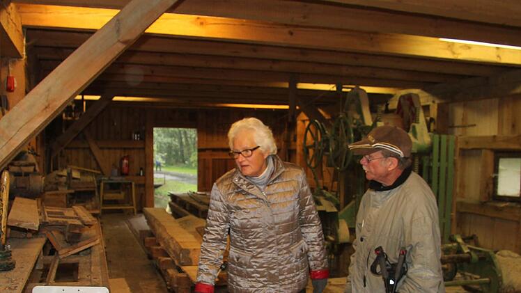 Gerne schauten sich die Wanderer in der trockenen Schneidmühle um. Foto: Sonja Adam
