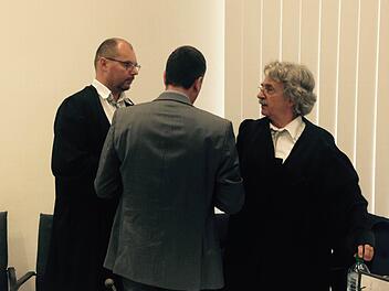 Heinz W. mit seinen beiden Verteidigern Dieter Widmann und Klaus Bernsmann Foto: Anna Lienhardt