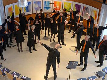 Vorm Singen müssen sich die Sänger dehnen. Foto: Johanna Blum