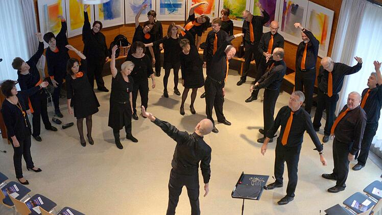 Vorm Singen müssen sich die Sänger dehnen. Foto: Johanna Blum