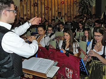 Das Jugendorchester der Untersteinacher Blasmusik - hier mit Dirigent Adrian Köber (links) - beim Jahresabschlusskonzert 2015 im Konzert- und Probensaal des Musikheims. Am Sonntag geben die jungen Musiker ein Benefizkonzert für Heimkinder in Münchberg. Fotos: Klaus-Peter Wulf