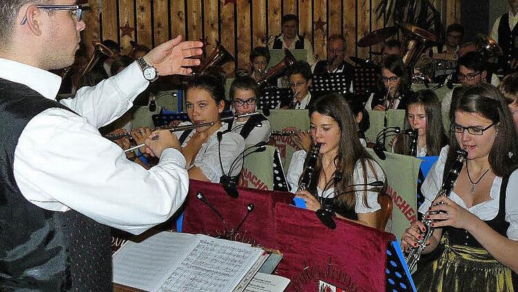 Das Jugendorchester der Untersteinacher Blasmusik - hier mit Dirigent Adrian Köber (links) - beim Jahresabschlusskonzert 2015 im Konzert- und Probensaal des Musikheims. Am Sonntag geben die jungen Musiker ein Benefizkonzert für Heimkinder in Münchberg. Fotos: Klaus-Peter Wulf