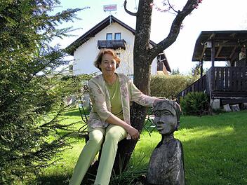 Hannelore Baier vor dem Café Sonnenkanzel. Den geschnitzten Kopf hat sie auf einer ihrer Afrika-Reisen entdeckt und mit nach Deutschland gebracht. Foto: Julia Raab