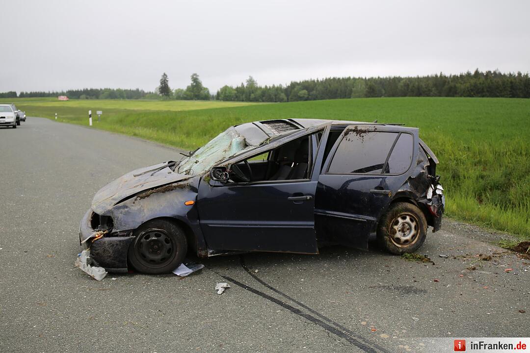 Mann aus Auto geschleudert und schwer verletzt - Pkw in der Kurve von Straße abgekommen und ueberschlagen