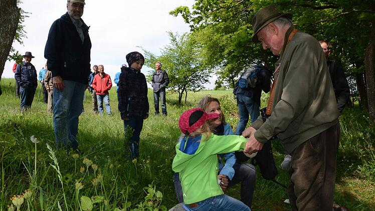 Die Kinder werden mit Geldstücken aus dem Beutel belohnt, wenn sie einen Grenzstein finden. Foto: Elisabeth Assmann