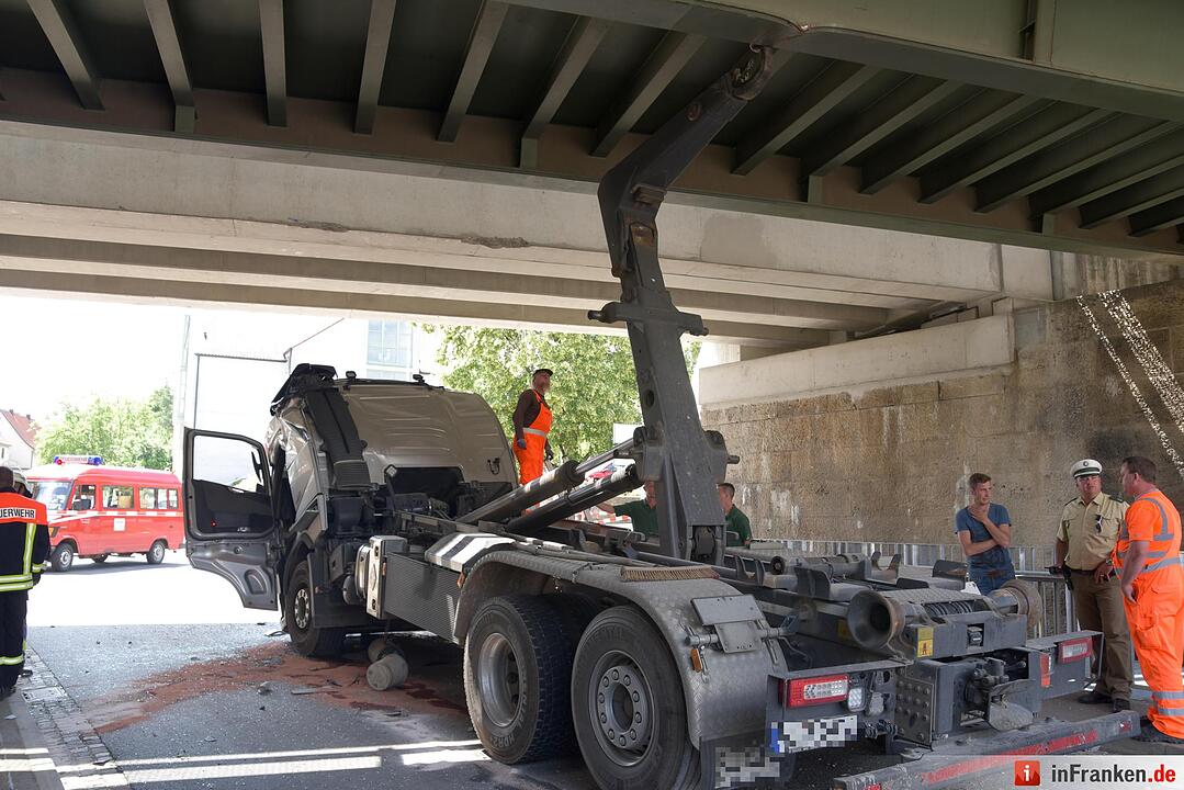Lkw mit Kranaufbau fährt sich unter Brücke fest
