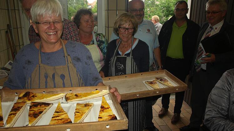 Im Haus der Bäuerin wurden Käse- und Zwiebelplootz frisch aus dem Backofen gereicht. Foto: Stefan Geiger