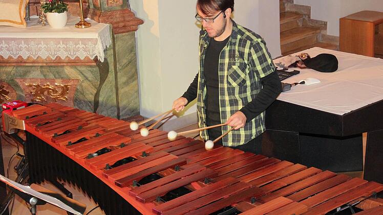 Christoph Günther führte ein Marimbaphon vor. Foto: Johanna Blum