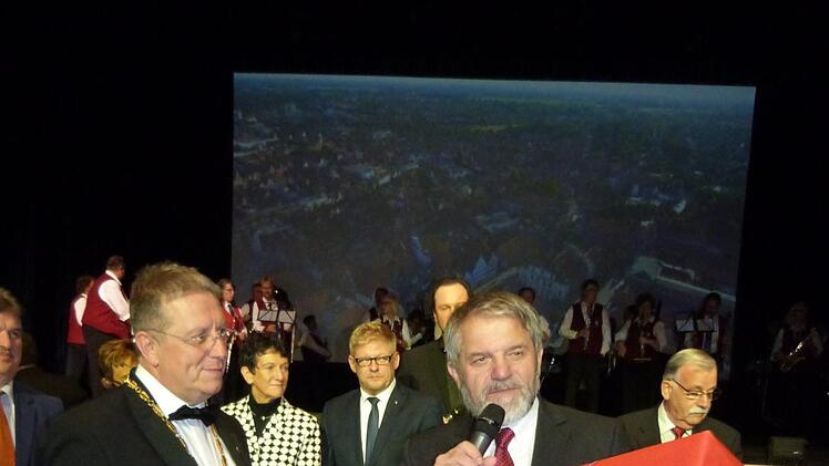 Lüneburgs OB Ulrich Mädge (rechts) überreicht an seinen Kulmbacher Amtskollegen Henry Schramm ein Gastgeschenk