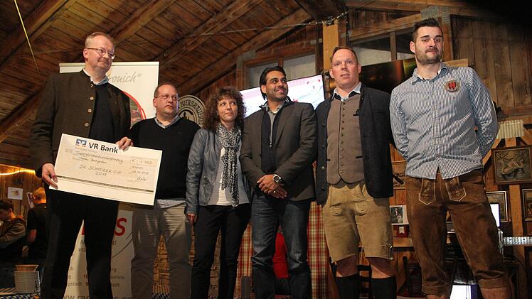 Gleich zwei Schecks für wohltätige Zwecke konnte Dekan und Stadtpfarrer Thomas Teuchgräber beim Derbleck'n auf der Alm in Empfang nehmen. Foto: Sonny Adam
