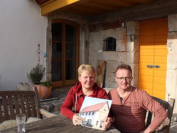 Regina und Paul Bruckmann haben die Sanierung der ehemaligen Mühle zum Wohnhaus Tag für Tag dokumentiert. Nun wurden sie dafür ausgezeichnet. Foto: Evi Seeger