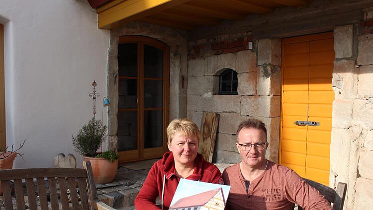 Regina und Paul Bruckmann haben die Sanierung der ehemaligen Mühle zum Wohnhaus Tag für Tag dokumentiert. Nun wurden sie dafür ausgezeichnet. Foto: Evi Seeger