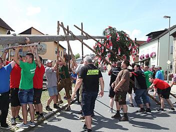 Die Freiwillige Feuerwehr von Königsfeld stellt den Baum auf.