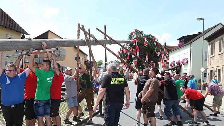 Die Freiwillige Feuerwehr von Königsfeld stellt den Baum auf.