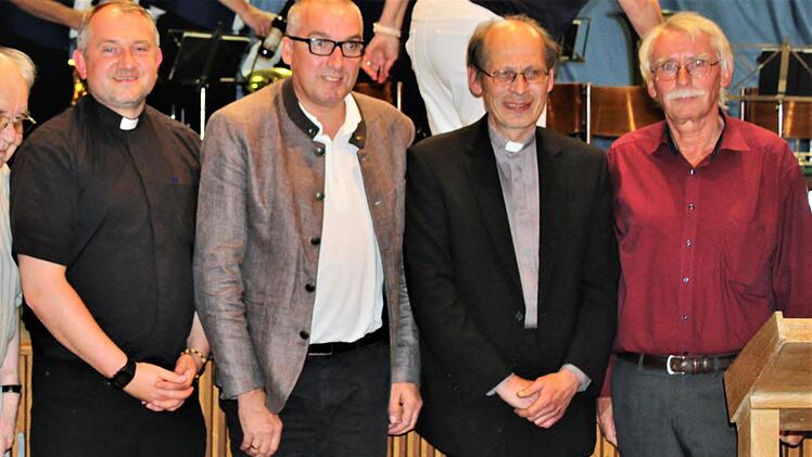 Von links Pfarrer Michael Kubatko, Bürgermeister Andreas Sandwall, Pfarrer Hans Thurn und Pfarrgemeinderatsvorsitzender Berndtheo Hansen.