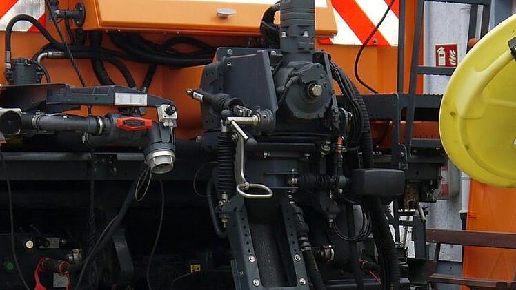 Für den Bauhof in Oerlenbach hat der Landkreis Bad Kissingen 2011 einen Unimog für 137 672 Euro angeschafft. Foto: Köhler, gemalt von David