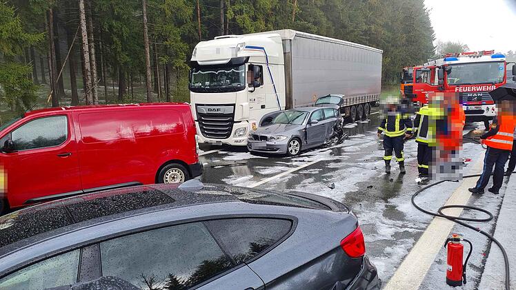 A6 bei Altdorf: Massen-Unfall mit acht Verletzten nach Unwetter - "zentimeterdicke Eisschichten"