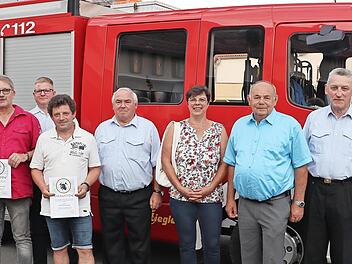 Hermann Schuberth, Roland Lowig, Stadtr&auml;tin Elke Werner, Erich Wachsmann (von rechts) und Alexander Ultsch (hinten) begl&uuml;ckw&uuml;nschten die Geehrten Manfred Bergmann, Stefan Johannes und Oliver Kalb (vorne von links).