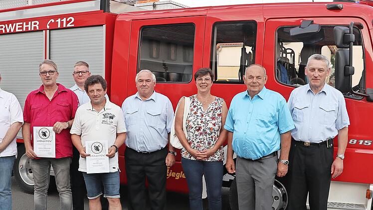 Hermann Schuberth, Roland Lowig, Stadtr&auml;tin Elke Werner, Erich Wachsmann (von rechts) und Alexander Ultsch (hinten) begl&uuml;ckw&uuml;nschten die Geehrten Manfred Bergmann, Stefan Johannes und Oliver Kalb (vorne von links).