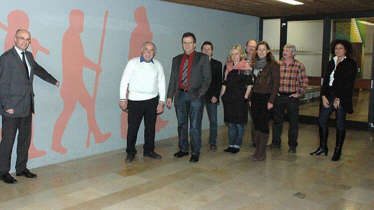 Die Mitglieder des Schulverbands, allen voran Vorsitzender Wilhelm Schneider (links), zeigten sich angetan von den Veränderungen in der Schulaula.  Foto: Gerhard Schmidt