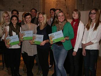 15 Schülerinnen und Schüler des Frankenwald-Gymnasiums waren an dem Buch beteiligt: sie dachten sich die Geschichte aus, zeichneten die Bilder und befragten Grundschüler. Fotos: Adam