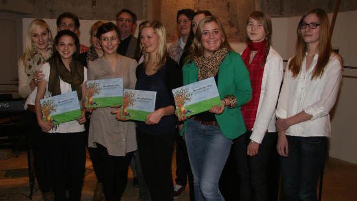 15 Schülerinnen und Schüler des Frankenwald-Gymnasiums waren an dem Buch beteiligt: sie dachten sich die Geschichte aus, zeichneten die Bilder und befragten Grundschüler. Fotos: Adam