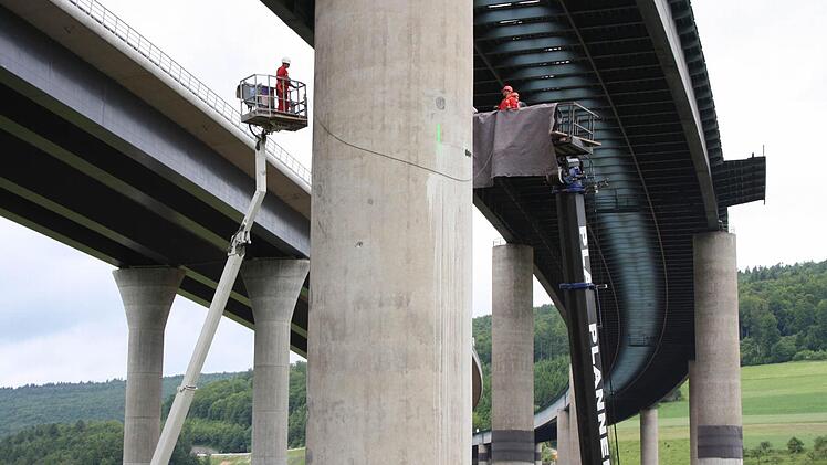In der Mitte jedes Pfeilers werden die Löcher für ein so genanntes Sprengmaul gebohrt, hier sollen die Pfeiler einknicken. An den Pfeilern hinten sind die Stellen bereits ummantelt, befüllt wird von innen.