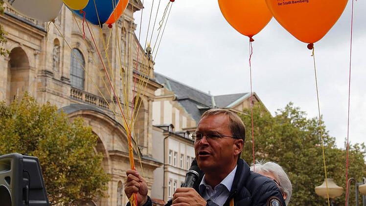 Oberbürgermeister Andreas Starke hält seine Eröffnungsrede. Foto: Matthias Hoch