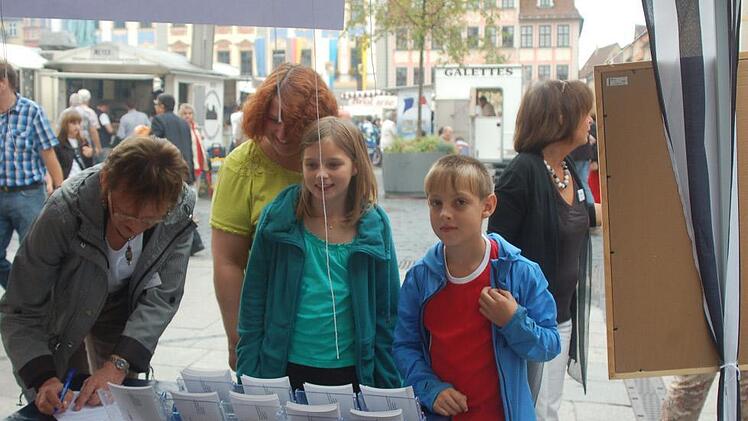 Geschäftsführerin Heidi Kunz (links) informiert die Besucher über die Aktion; hier: Gaby, Michelle und Cedric Konradt aus Tirschenreuth (von links).