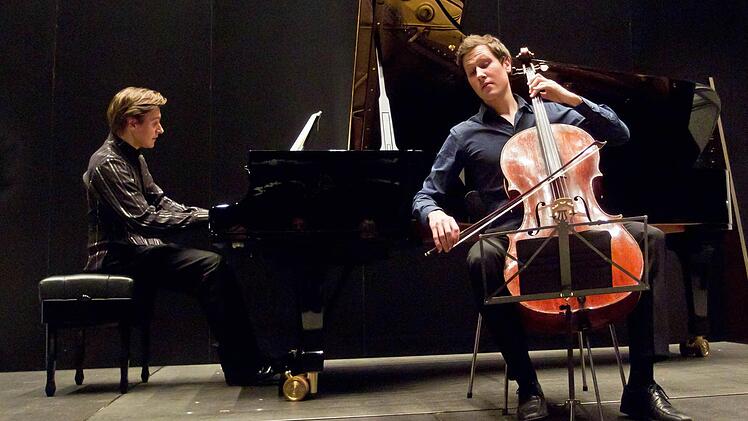 Nicolai Gerassimez (Klavier) und Wassily Gerassimez (Violoncello) beim Gastspiel in Coburg.Foto: Jochen Berger