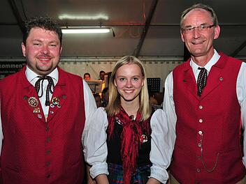 Vorsitzender Ralf Welsch (links) und Dirigent Georg Schönmüller (rechts) gratulierten Franziska Simon (Mitte) zum bestandenen Gold-Abzeichen Sie spielt seit acht Jahren Querflöte.  Foto: Heike Schülein