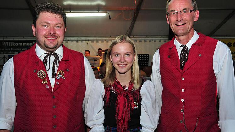 Vorsitzender Ralf Welsch (links) und Dirigent Georg Schönmüller (rechts) gratulierten Franziska Simon (Mitte) zum bestandenen Gold-Abzeichen Sie spielt seit acht Jahren Querflöte.  Foto: Heike Schülein