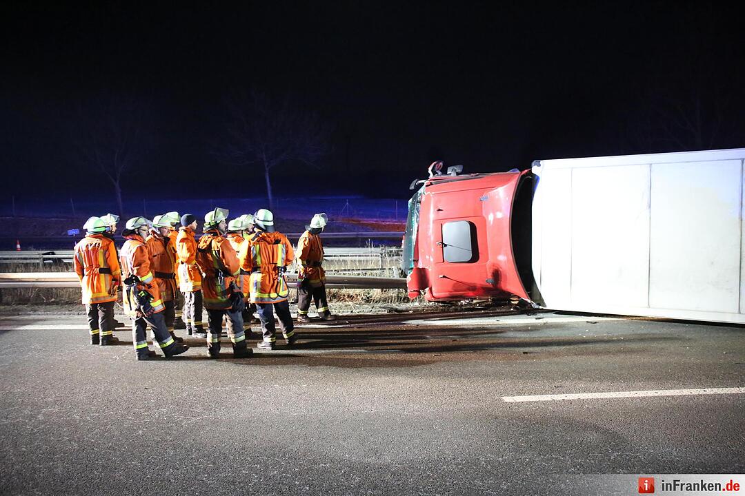 Kreis Bayreuth: Lkw kracht auf A9 in Mittelschutzplanke und kippt um – Fahrer verletzt
