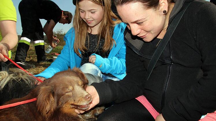 Auch die "Entdeckerin" der Fundstelle, Vanessa Cocco (vorn) und ihre Schwester Sandy Gericke freuen sich über die Rettung.