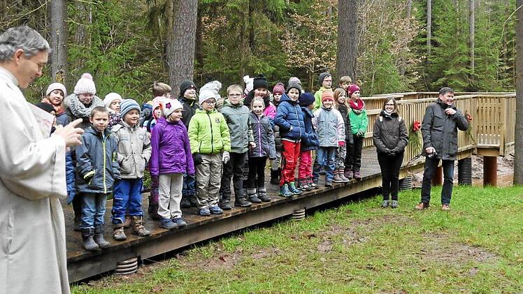 Den kirchlichen Segen für den neu errichteten Steg am "Grünen Klassenzimmer" sprach Norbert Zettelmeier; im Hintergrund ist das neu eingefasste Biotop zu sehen, für dessen Beobachtung der Steg errichtet wurde.Klemens Albert