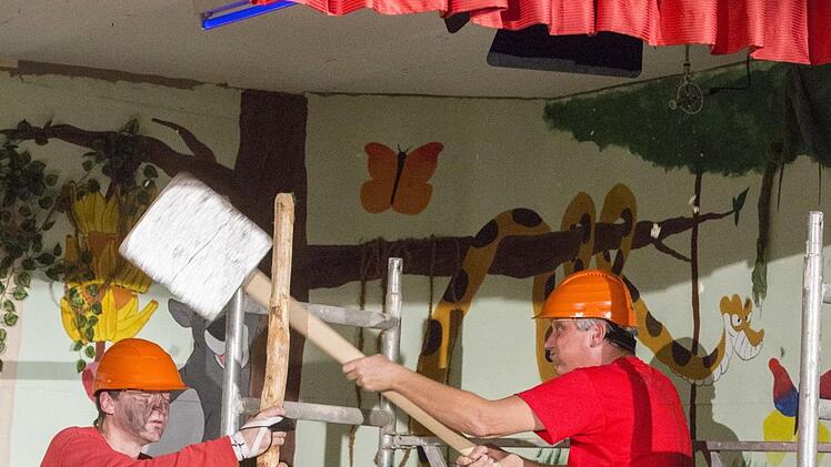 Nicht ganz treffsicher war Baustellenarbeiter Harald Gerber (rechts), statt den Pfahl zu treffen gab es einen Volltreffer auf Uwe Fischers Kopf.