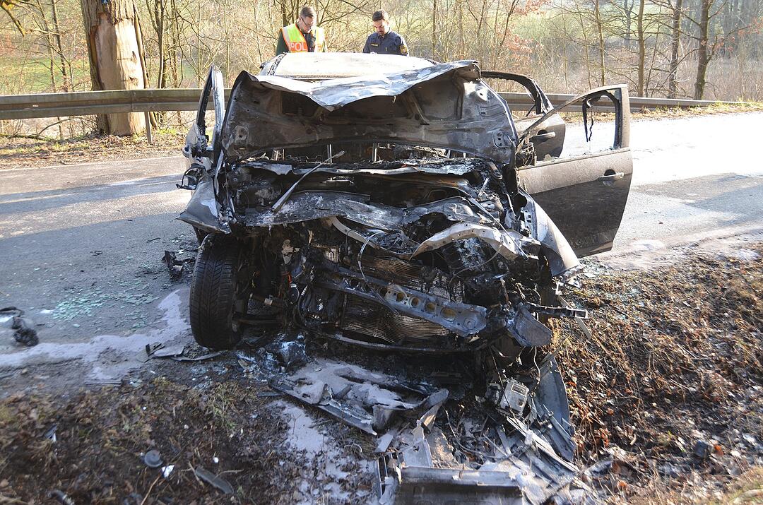 Unterfranken: Helfer rettet Mann aus brennenden Auto