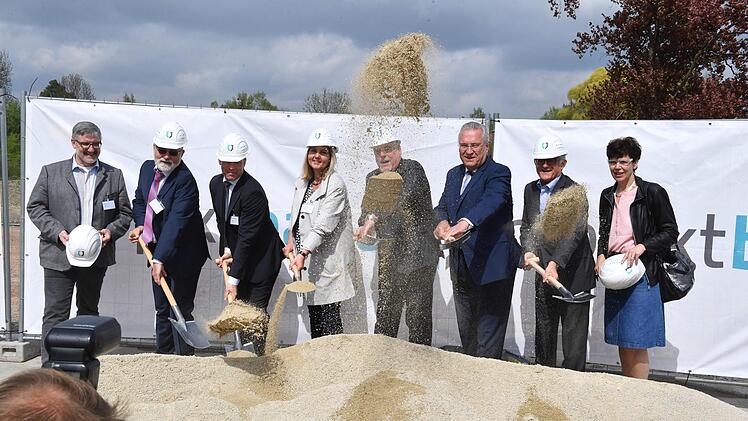 Landrat Michael Busch, Harald Neubarth und Thomas Siebenhaar (beide Projekt Bauart), Bürgermeisterin Birgit Weber, OB Norbert Tessmer, Innenminister Joachim Hermann, Rainer Dippold (Niersberger) und Landtagsabgeordnete Susann Biedefeld (von links) setzten symbolisch die Arbeiten in Gang.Ronald Rinklef