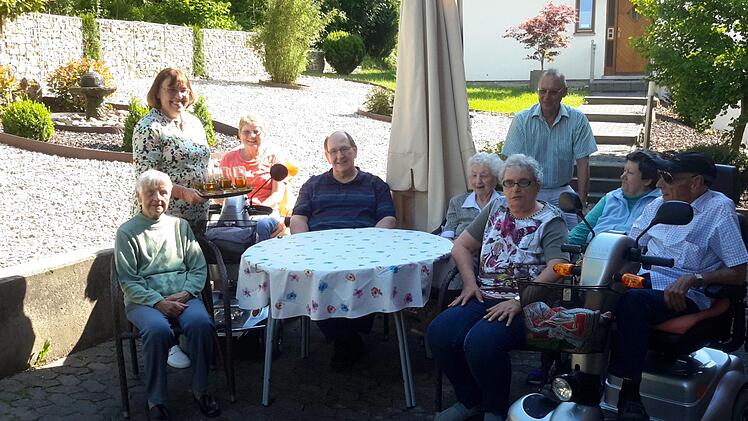 Die Wohngruppe der Senioren harmoniert und sitzt gern draußen zum gemütlichen Plausch zusammen. Die Pensionsinhaber Gundula Langeworth (links stehend) und ihr Mann Hans-Joachim (hinten rechts) sind in ständigem Kontakt mit ihren Dauergästen. Foto: Rolf Pralle