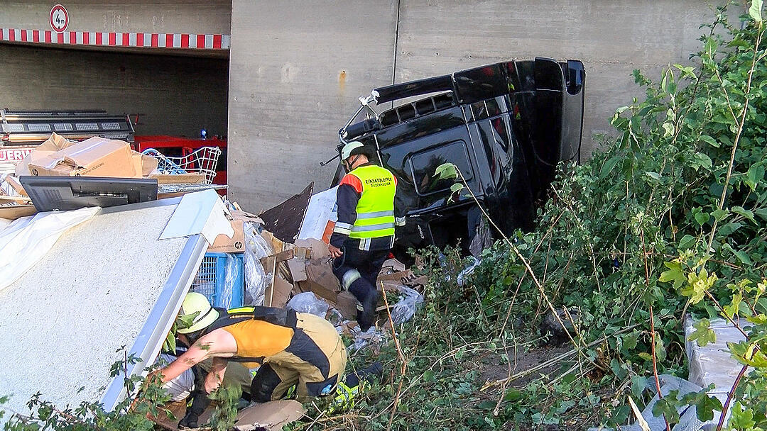 Bei Würzburg: Spektakulärer Sturz auf der A3 – Sattelzug fällt  von Autobahnbrücke auf Staatsstraße