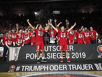 Nikos Zisis und Elias Harris stemmen den Pokal in die Höhe, beim Brose-Team kennt die Begeisterung keine Grenzen.  Fotos: Daniel Löb