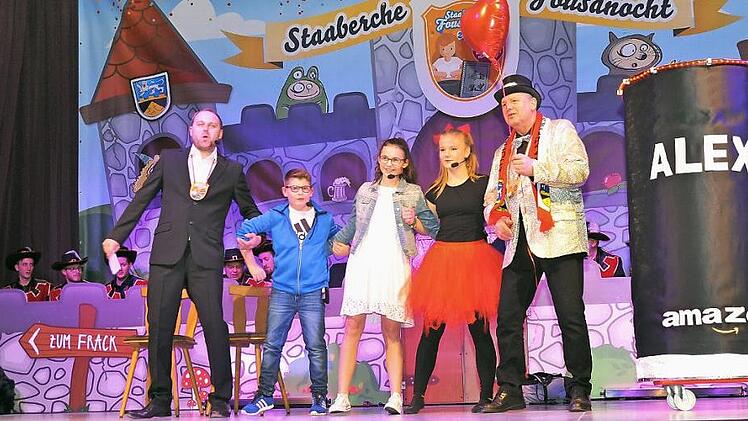 Besonders freut sich Alexander Öhring (rechts) über den Faschings-Nachwuchs. Bei den Büttenabenden 2018 baute man den Vereinsgemeinschafts-Vorsitzenden sogar in einen Sketsch mit ein. Zum Dank gab es ein rotes Luftballon-Herz.  Foto: Heike Schülein/Archiv
