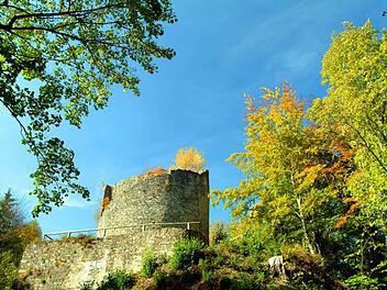 Die Burg Nordeck wurde 1525 im Bauernaufstand zerstört. Heute stehen nur noch Ruinen, die ein beliebtes Ziel für Sonntagsspaziergänge sind.  Fotos: Klaus Rössner