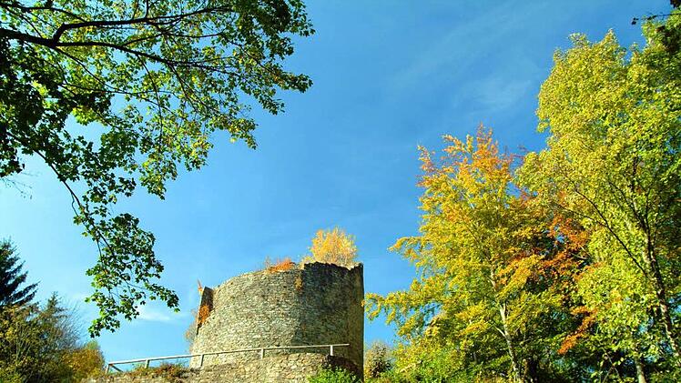 Die Burg Nordeck wurde 1525 im Bauernaufstand zerstört. Heute stehen nur noch Ruinen, die ein beliebtes Ziel für Sonntagsspaziergänge sind.  Fotos: Klaus Rössner